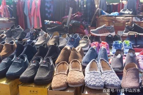 济南仲宫大集上的服装鞋帽生意,价格实惠种类全